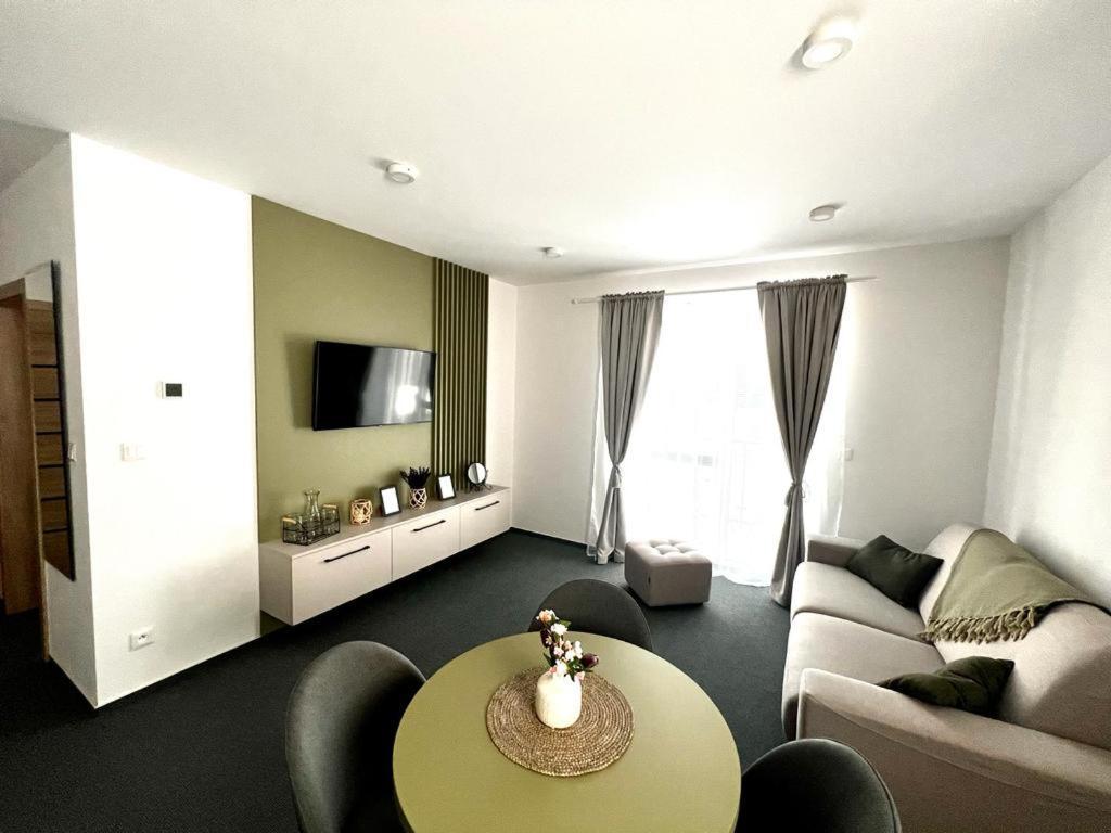 Liptovský Mikuláš Urban Green Apartment מראה חיצוני תמונה
